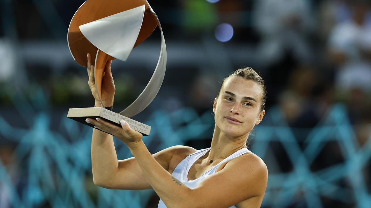 La tenista bielorrusa Aryna Sabalenka posa con el trofeo, tras su victoria ante la polaca Iga Swiatek en la final del Mutua Madrid Open