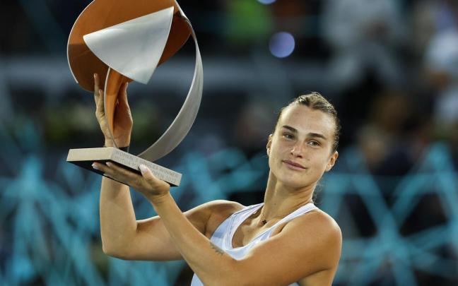 La tenista bielorrusa Aryna Sabalenka posa con el trofeo, tras su victoria ante la polaca Iga Swiatek en la final del Mutua Madrid Open