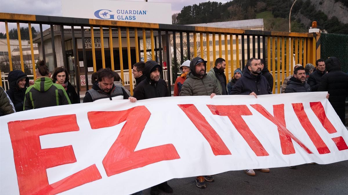 Concentración del comité de empresa de Guardian para exigir que no se apague el horno de la planta en Llodio.