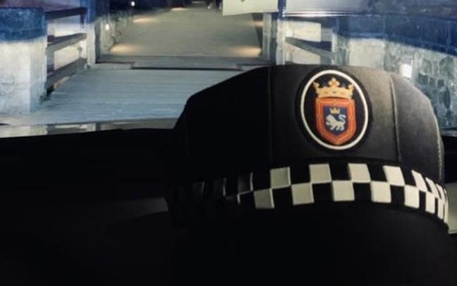 Una patrulla de la Policía Municipal, en el Casco Viejo.