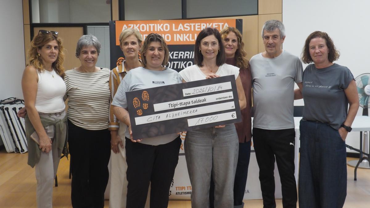 Ttipi-Ttapa entregó un simbólico cheque gigante de 17.000 euros a la Fundación Cita Alzheimer.