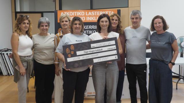 Ttipi-Ttapa entregó un simbólico cheque gigante de 17.000 euros a la Fundación Cita Alzheimer.