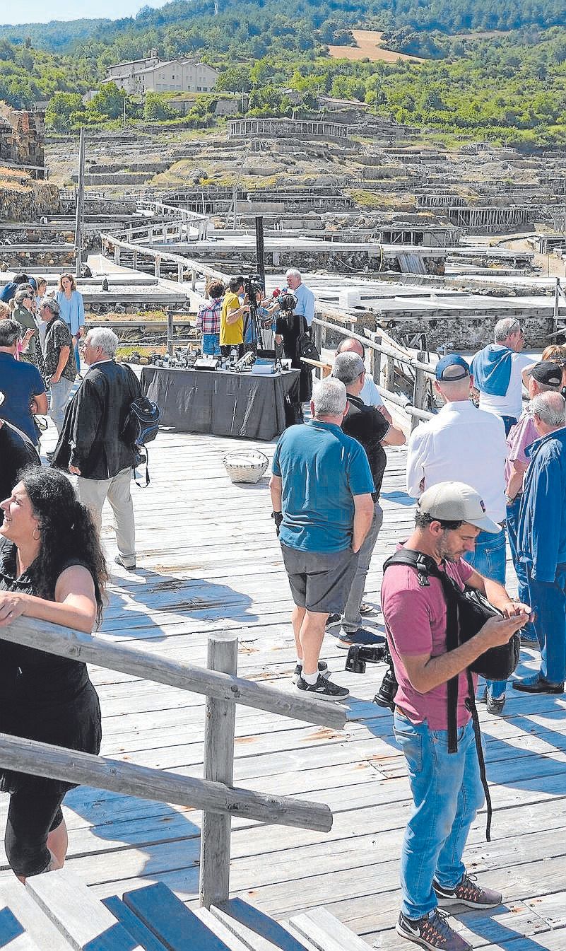 Paisajes y rincones emblemáticos de Álava que ofrecen una combinación de naturaleza, historia y cultura durante el verano, como Salinas de Añana y el Parque Natural de Izki, son dos ejemplos destacados de los rincones favoritos de los alaveses y turistas, entre otros.