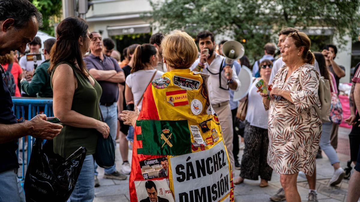 Una de las manifestantes ante la sede del PSOE en Ferraz.