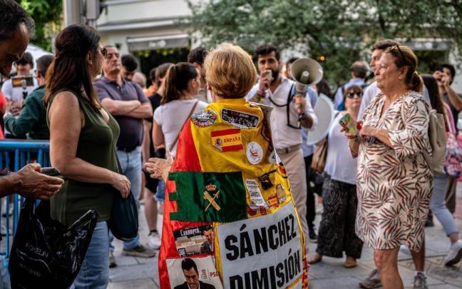 Una de las manifestantes ante la sede del PSOE en Ferraz.