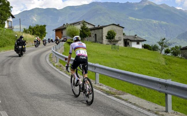 Tadej Pogacar rueda en solitario durante el reciente Tour de Suiza que conquistó.
