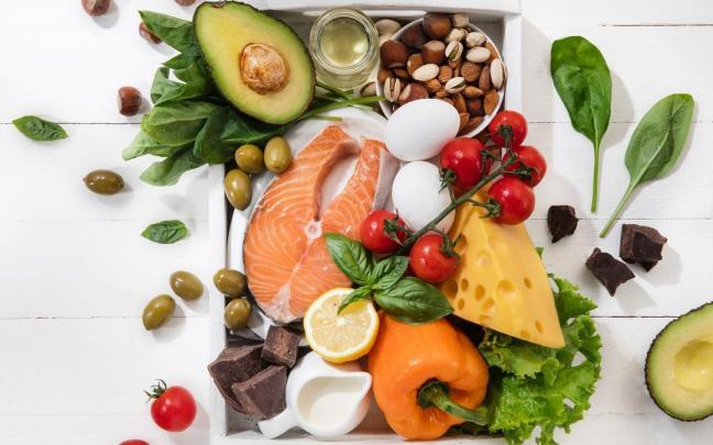 Cesta con alimentos saludables. Cesta con alimentos saludables.