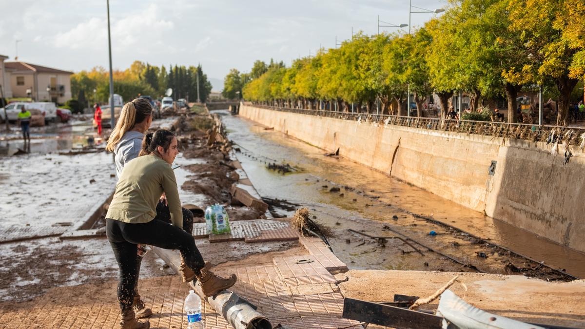Varias personas colaboran en las labores de limpieza en Utiel.