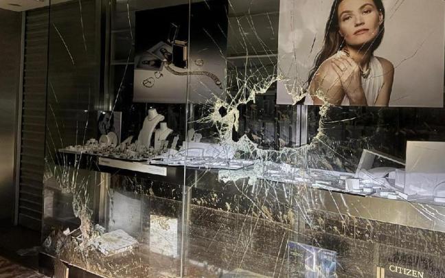 Imagen de uno de los comercios saqueados. / Policía Nacional Imagen de uno de los comercios saqueados.
