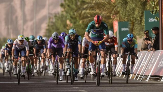 Milan festeja la victoria en la segunda etapa del AlUla Tour.