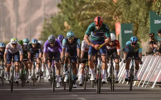 Milan festeja la victoria en la segunda etapa del AlUla Tour.