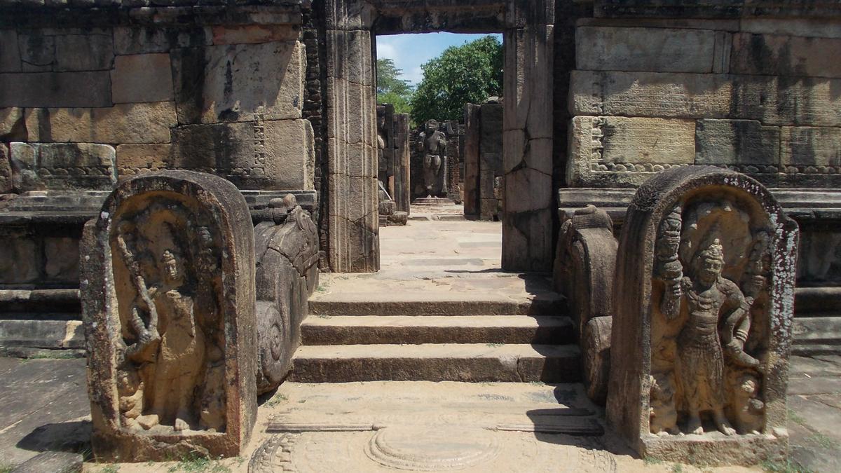 Entrada al Hatadage, antiguo templo de la reliquia del diente de Buda situado en el Cuadrángulo Sagrado de la ciudad histórica de Polonnaruwa, en Sri Lanka, declarado Patrimonio de la Humanidad por la UNESCO.