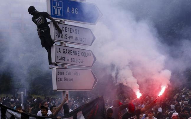 Un joven se sube a una señal de tráfico durante los disturbios en Nanterre, cerca de París.
