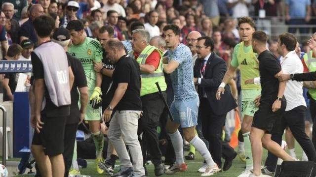 Tangana tras la expulsión de Andrada en el encuentro entre el Zaragoza y el Huesca.