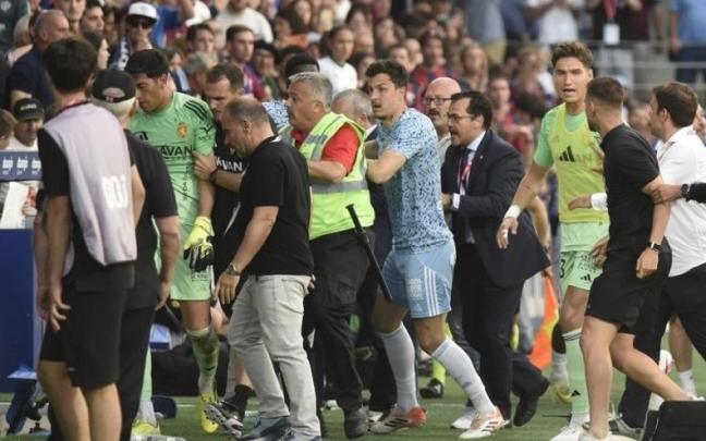 Tangana tras la expulsión de Andrada en el encuentro entre el Zaragoza y el Huesca.