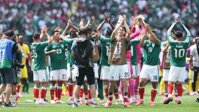 México celebra su victoria en el estreno del Mundial como anfitriona ante Sudáfrica.