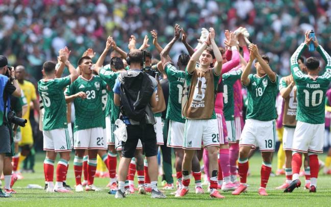 México celebra su victoria en el estreno del Mundial como anfitriona ante Sudáfrica.