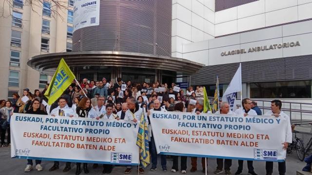 Concentración de médicos vascos frente al ambulatorio Olagibel el pasado mes de enero.