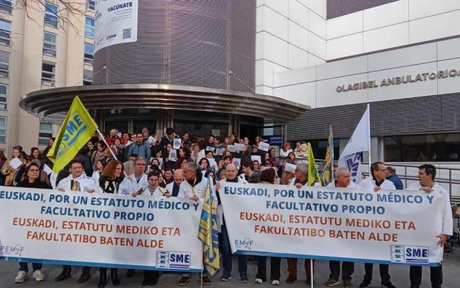 Concentración de médicos vascos frente al ambulatorio Olagibel el pasado mes de enero.