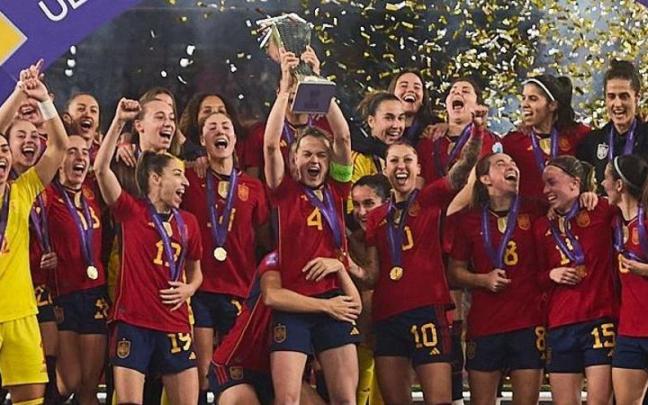 Irene Paredes levanta la Nations League lograda ante Francia. / RFEF