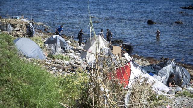Migrantes acampados en Ceuta.