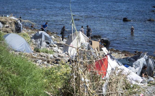 Migrantes acampados en Ceuta.
