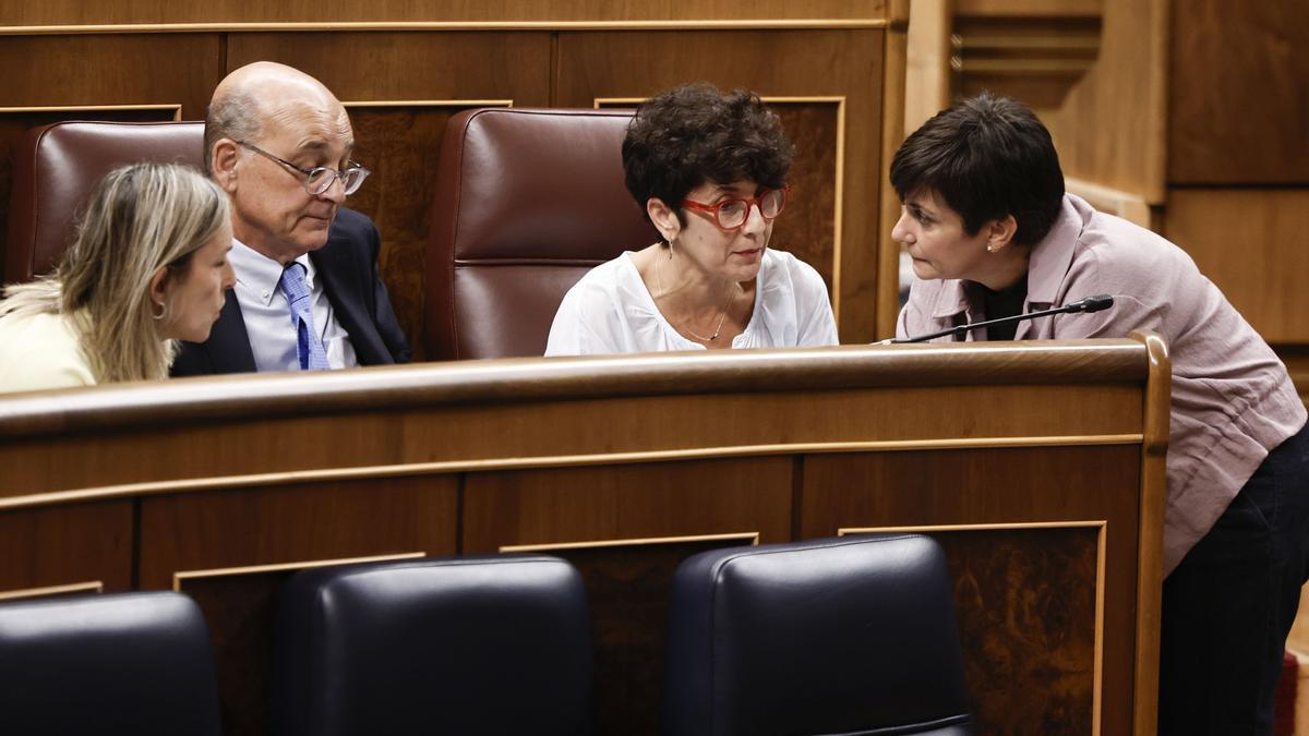 La ministra de Vivienda, Isabel Rodríguez, con la portavoz del PNV en el Congreso, Maribel Vaquero, Mikel Legarda e Idoia Sagastizabal