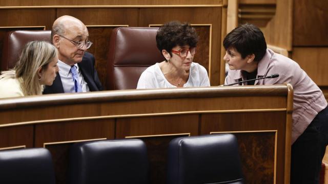 La ministra de Vivienda, Isabel Rodríguez, con la portavoz del PNV en el Congreso, Maribel Vaquero, Mikel Legarda e Idoia Sagastizabal
