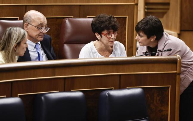 La ministra de Vivienda, Isabel Rodríguez, con la portavoz del PNV en el Congreso, Maribel Vaquero, Mikel Legarda e Idoia Sagastizabal