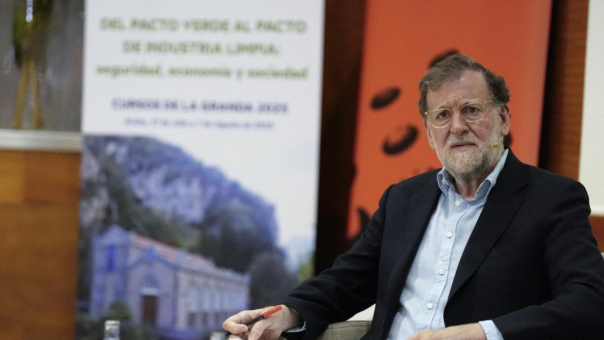 Rajoy en la presentación en los Cursos de La Granda de su libro 'Discursos parlamentarios de Mariano Rajoy Brey. Presidente del Gobierno 2011-2018'.