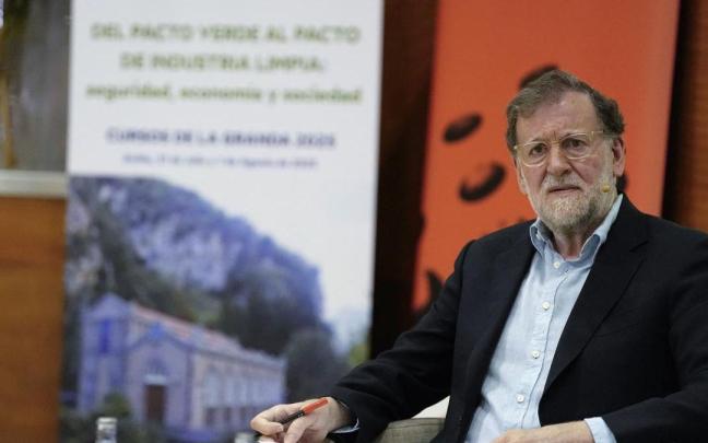 Rajoy en la presentación en los Cursos de La Granda de su libro 'Discursos parlamentarios de Mariano Rajoy Brey. Presidente del Gobierno 2011-2018'.