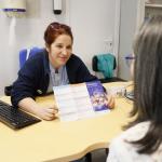 La enfermera Arantxa Rina ofrece un folleto del proyecto Saretzen llevado a cabo por la OSI Bilbao-Basurto. | Foto: Markel Fernández