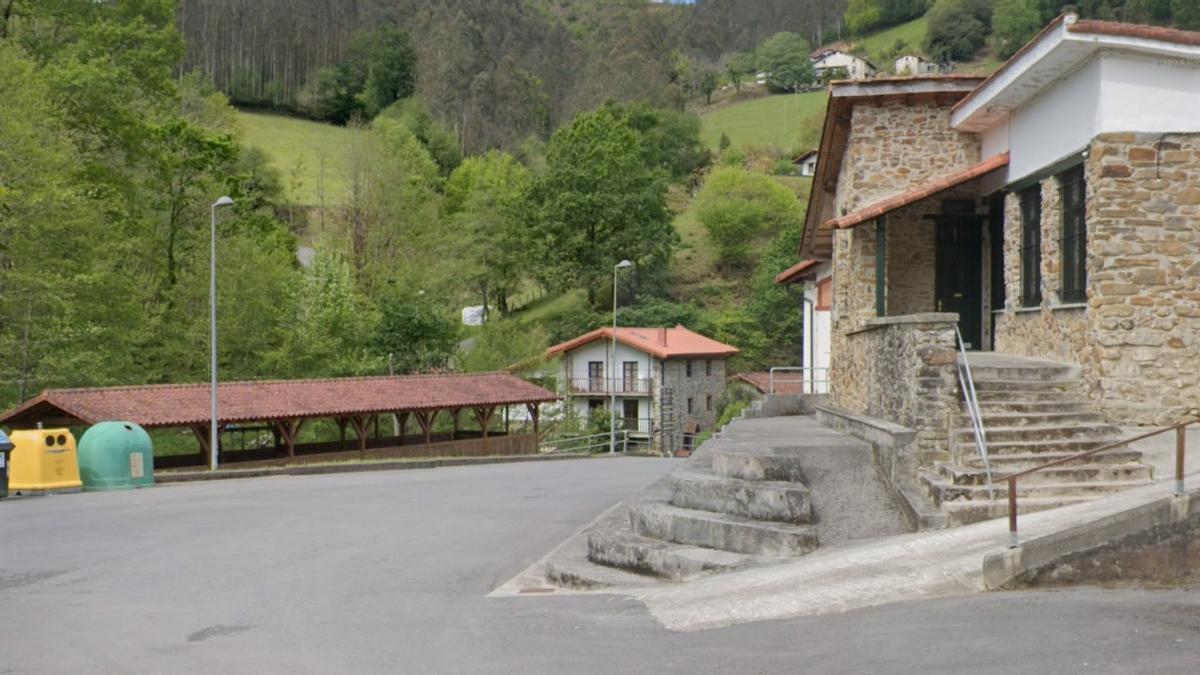 El autobús recoge a las y los niños de Larruskain en la plaza