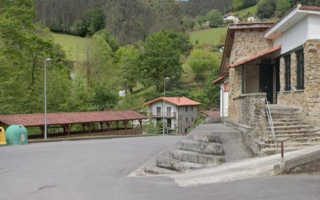 El autobús recoge a las y los niños de Larruskain en la plaza