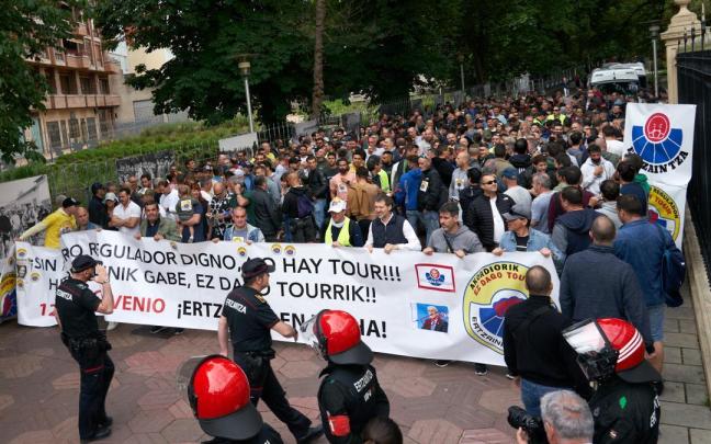 Unos 500 ertzainas se manifiestan en Gasteiz el pasado día 15 en defensa de mejoras laborales. Unos 500 ertzainas se manifiestan en Gasteiz el pasado día 15 en defensa de mejoras laborales.