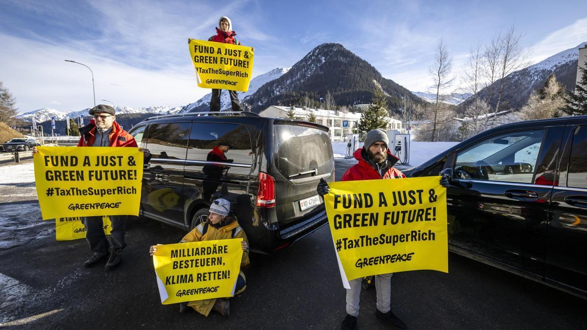 Activistas de Greenpeace bloquean los accesos al helipuerto de Davos.