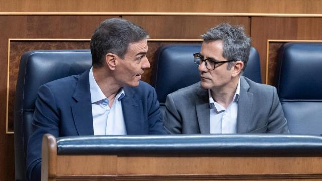 Bolaños y Sánchez conversan durante un pleno del Congreso de los Diputados