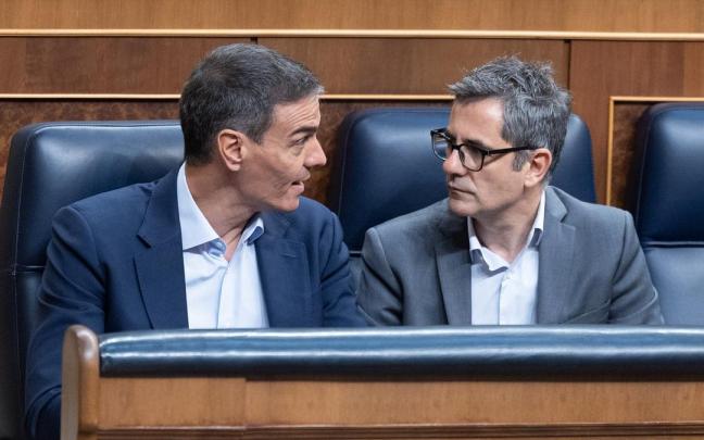 Bolaños y Sánchez conversan durante un pleno del Congreso de los Diputados