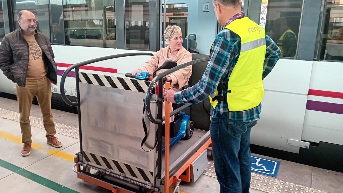 María Luisa Goikoetxea es la única usuaria de la línea C3 que se beneficia de la plataforma móvil para acceder al tren