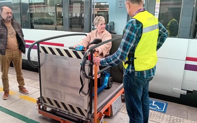 María Luisa Goikoetxea es la única usuaria de la línea C3 que se beneficia de la plataforma móvil para acceder al tren