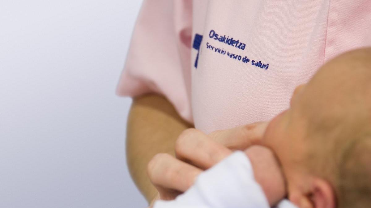 La red de hospitales de Osakidetza se mantiene como el lugar elegido a la hora de dar a luz a un bebé de manera incontestable. De hecho, ellos fueron atendidos el 92,5% de los partos.
