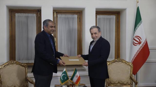 El ministro de Interior de Pakistán, Mohsin Naqvi, se reúne con el ministro de Exteriores iraní, Abas Araqchí.