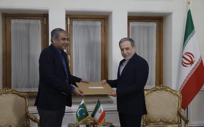 El ministro de Interior de Pakistán, Mohsin Naqvi, se reúne con el ministro de Exteriores iraní, Abas Araqchí.