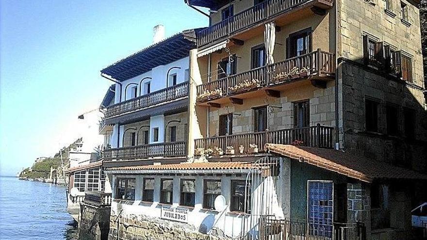 Los desagües de las casas de Donibane vierten directamente a la bahía.