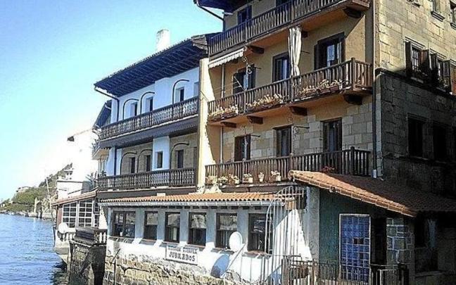 Los desagües de las casas de Donibane vierten directamente a la bahía.