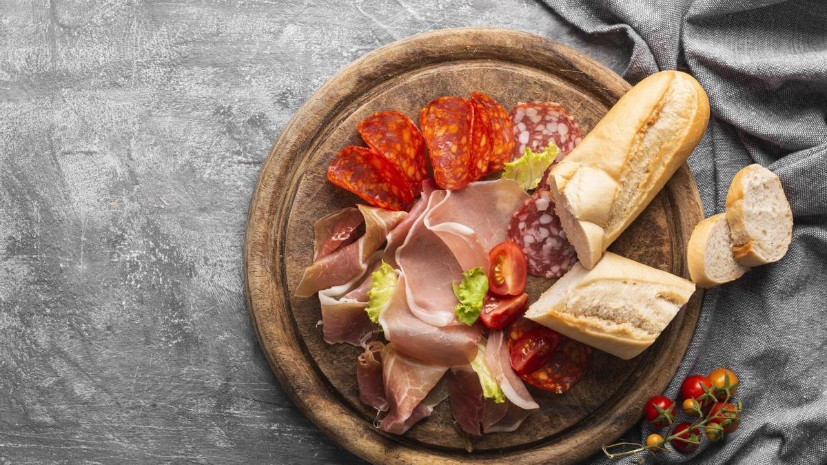Tabla de ibéricos con jamón, chorizo y salchichón acompañados con pan