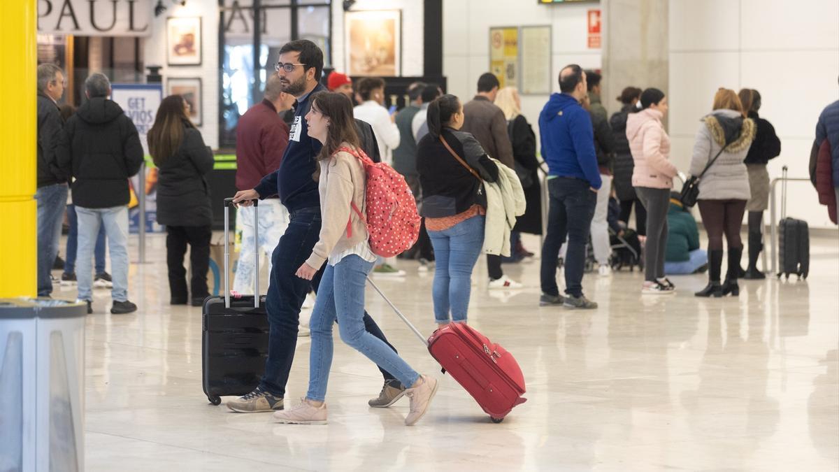 Varias personas en el aeropuerto Adolfo Suárez Madrid-Barajas, el día que comienza la huelga de los trabajadores de handling de Iberia