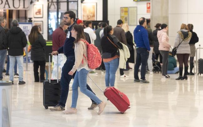 Varias personas en el aeropuerto Adolfo Suárez Madrid-Barajas, el día que comienza la huelga de los trabajadores de handling de Iberia