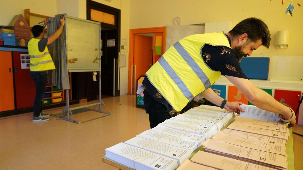 En imágenes: Así se preparan los colegios electorales de Bizkaia para el 28M