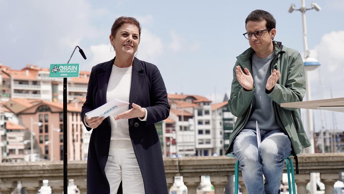 La portavoz de EH Bildu en el Congreso, Mertxe Aizpurua, con el portavoz parlamentario, Pello Otxandiano, en un acto de las anteriores elecciones europeas